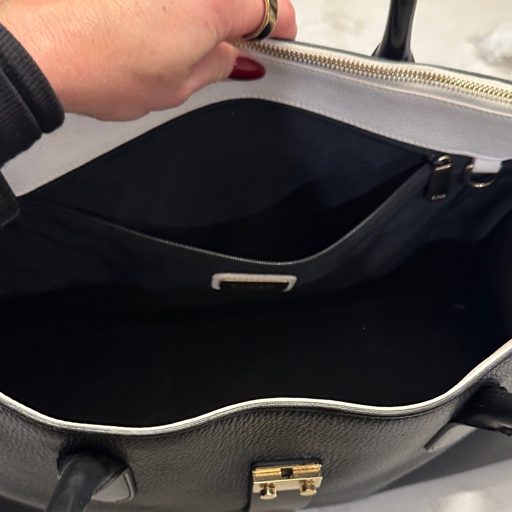Elegant Black Leather Furla Bag - Picture 8 of 10